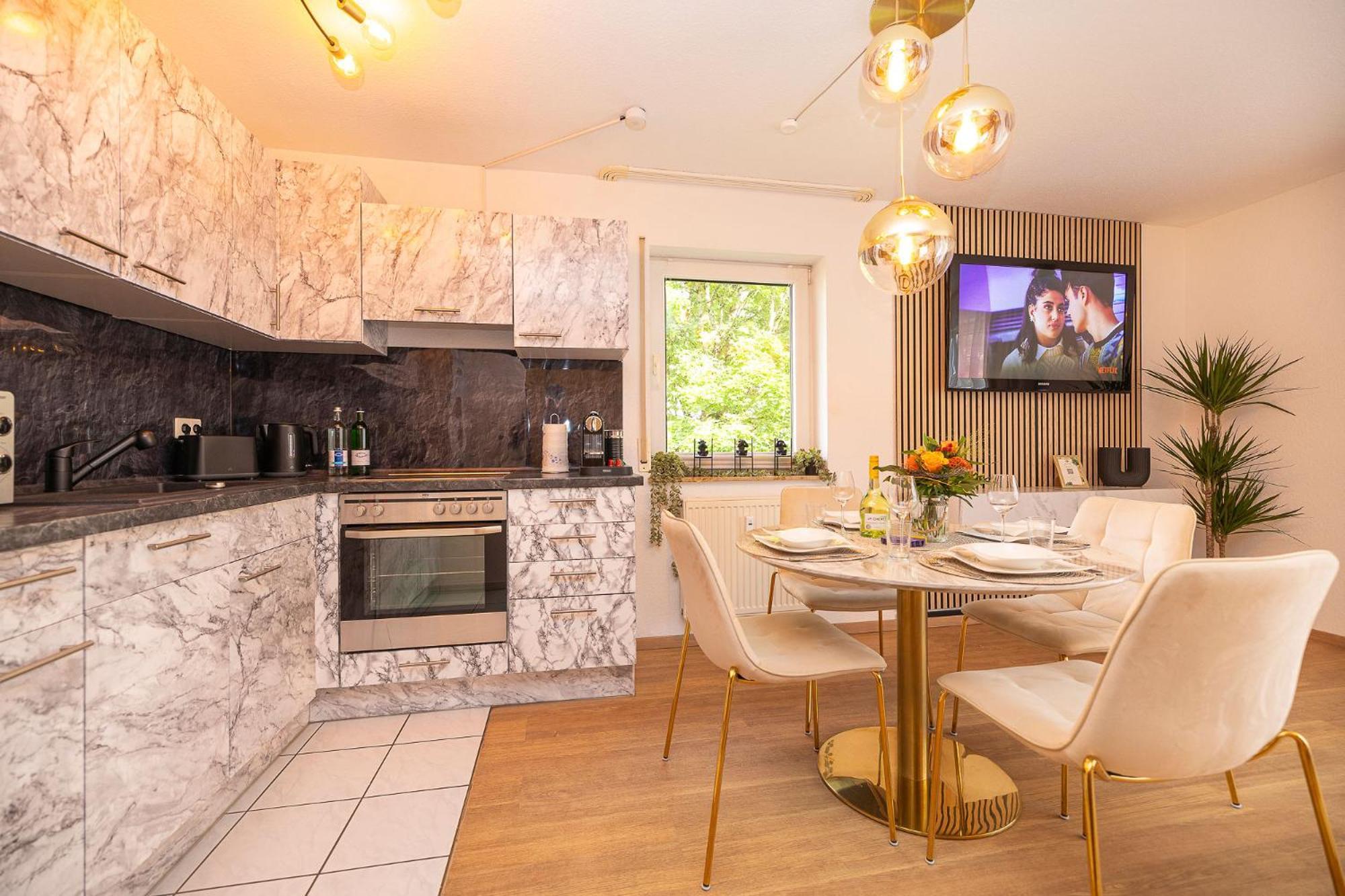 Luxx Home Bc, Zentral - Fuer 4 Personen - Balkon - Parken - Voll Ausgestattete Kueche Биберах-ан-дер-Рис Экстерьер фото